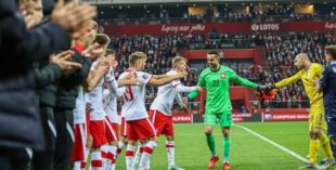 До сліз. Воротар збірної Польщі зворушливо попрощався з командою (відео)