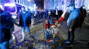 Poles demonstrate to show support for EU membership