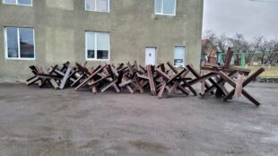 Заводи Укроборонпрому у "вільний час" виготовляють протитанкові "їжаки"