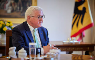 Посол Украины в Германии отклонил приглашение президента страны посетить концерт с российскими артистами