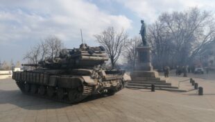 Біля Одеси маневрують російські кораблі, є загроза висадки десанту