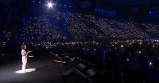 “Дівчинка з бомбосховища” заспівала гімн України перед багатотисячною аудиторією в Лодзі. Трансляція концерту відбувалась в 50 країнах світу