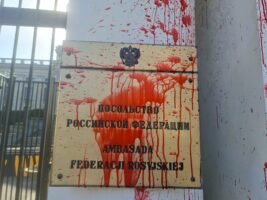 Російський прапор – в крові. Активісти у Варшаві облили червоною фарбою посольство росії Російський прапор – в крові. Активісти у Варшаві облили червоною фарбою посольство росії