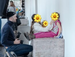 Професійні фотографи Варшави безплатно роблять біженцям фотографії на документи