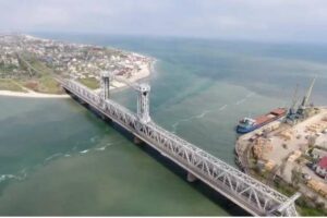 Рашисти розбомбили міст, який проходить через Дністровський лиман Рашисти розбомбили міст, який проходить через Дністровський лиман