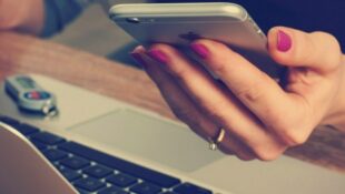 Пошук інформації та роботи в Польщі: для біженців з України створили чат-бот і сайт