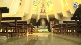 Гроб Господній у багатьох костелах Польщі нагадує про війну в Україні. ФОТО