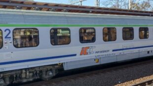 Українці вже можуть безплатно їздити потягами в Польщі без паспорта і PESEL. Як?