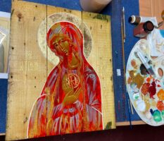 Художник з Вроцлава пише ікони на ящиках від боєприпасів. Кошти з продажу творів йдуть на допомогу армії Художник з Вроцлава пише ікони на ящиках від боєприпасів. Кошти з продажу творів йдуть на допомогу армії