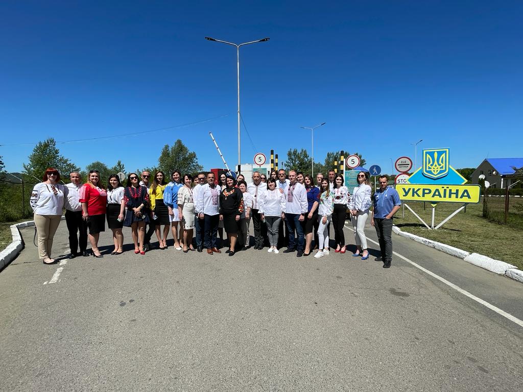 На знак підтримки України, в День вишиванки румунський консул, прикордонники та митники одягли українське національне вбрання