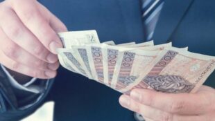 Кількасот біженців з України позбулися соцвиплат у Польщі. Як їх контролює ZUS Кількасот біженців з України позбулися соцвиплат у Польщі. Як їх контролює ZUS
