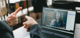 В Польщі працює відеоінфолінія для біженців з порушенням слуху В Польщі працює відеоінфолінія для біженців з порушенням слуху