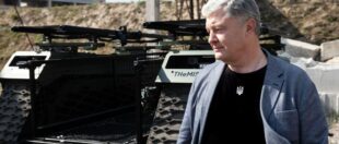 Порошенко показав унікального робота, який вивозить поранених з поля бою