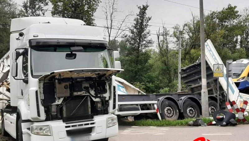 У Польщі водій з України поставив вантажівку під потяг. Є відео зіткнення
