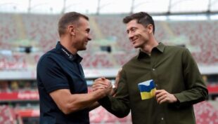 Шевченко передав Левандовському капітанську пов’язку у синьо-жовтих кольорах