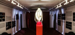 У Драматичному театрі Варшави встановили контраверсійну скульптуру. Навколо неї розгортається скандал У Драматичному театрі Варшави встановили контраверсійну скульптуру. Навколо неї розгортається скандал