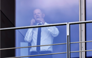 Канцлер Німеччини півтори години говорив із путіним про війну в Україні