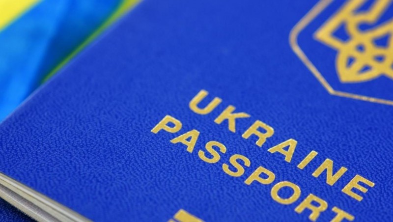 Як українцям зробити дитині закордонний паспорт у Польщі без згоди другого з батьків