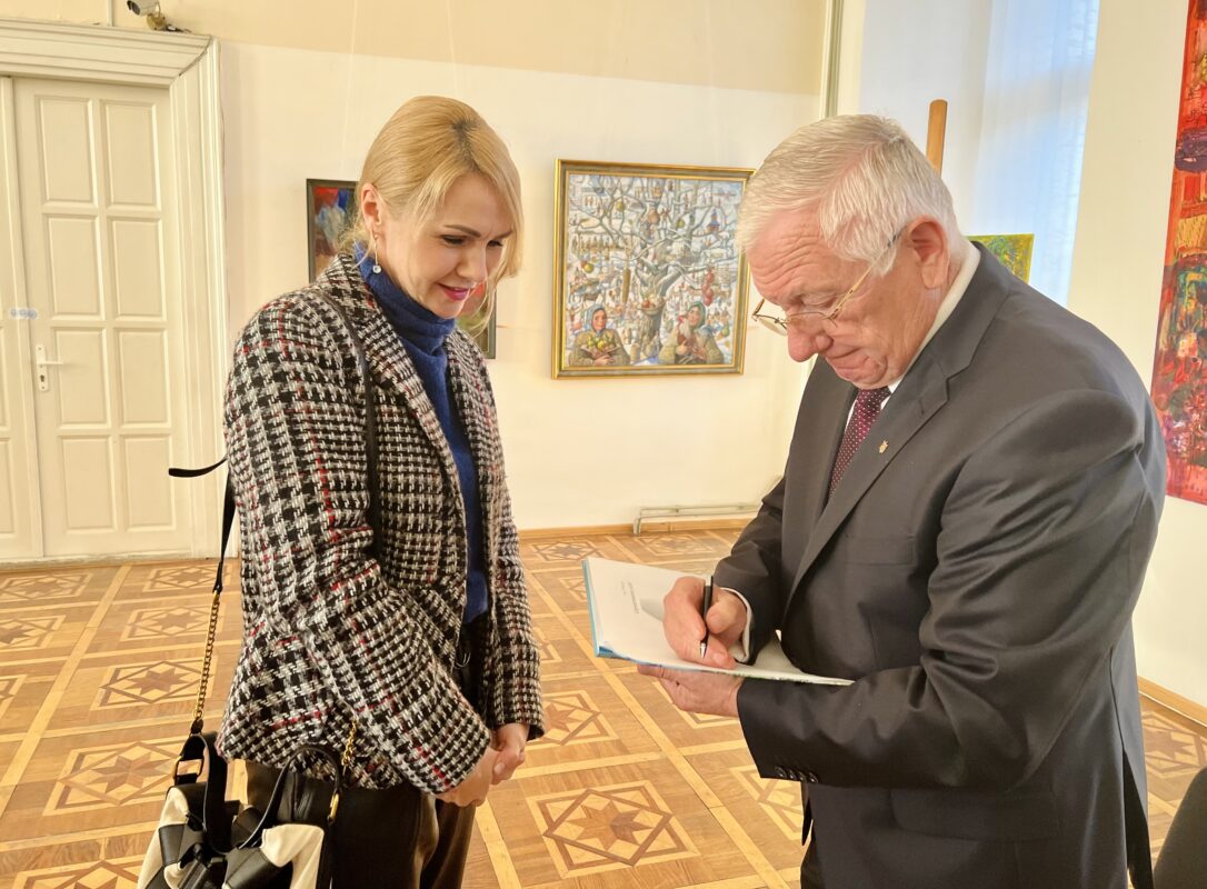 Двічі Генеральний консул України в м.Любліні Іван Грицак дебютував з книгою "Серпантинами долі"