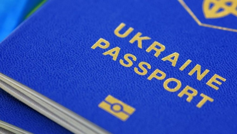 Дозвіл другого з батьків для закордонного паспорта дитині скасували. Які ще зміни для українців у Польщі?