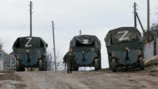 Россияне вывозят награбленное грузовиками через дамбу Каховской ГЭС - Генштаб