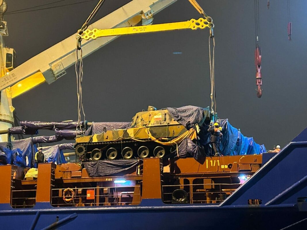 Abrams, БМП Bradley, автомобілі Humvee – це частина техніки, яка вчора прибула до польського міста Ґдиня на борту корабля ARS Integrity