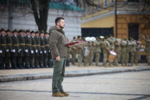 Президент наградил украинских защитников и вручил боевые знамена воинским частям