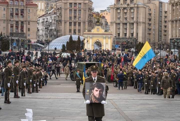 Так, на колінах люди шанують справжніх Героїв України!