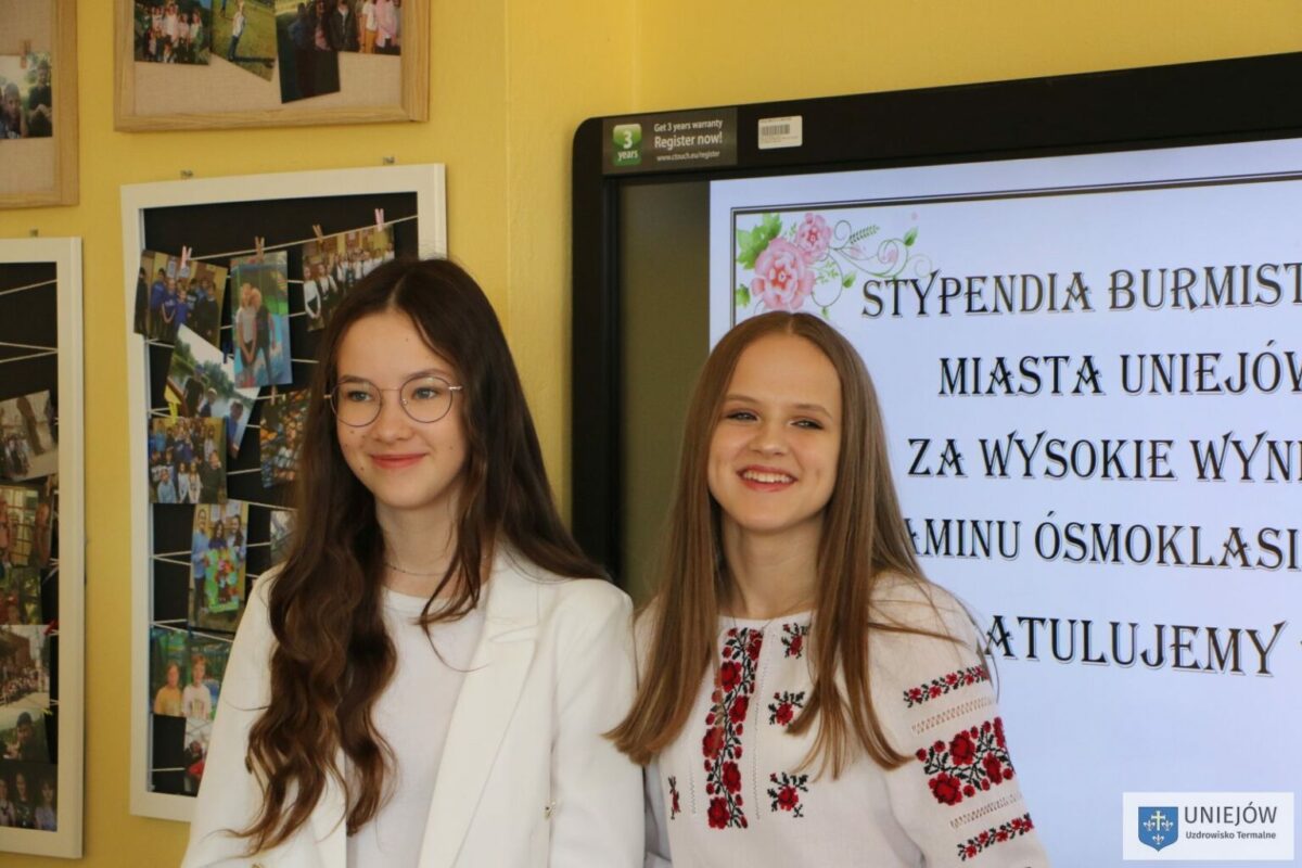 Absolwenci szkół podstawowych z nagrodami Burmistrza Miasta Uniejów