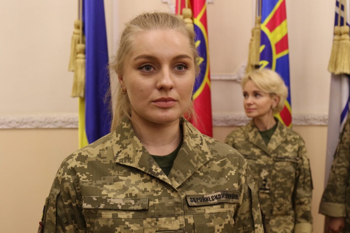 Вперше в історії України: в ЗСУ зʼявилась польова форма для жінок. На черзі - жіночі бронежилети