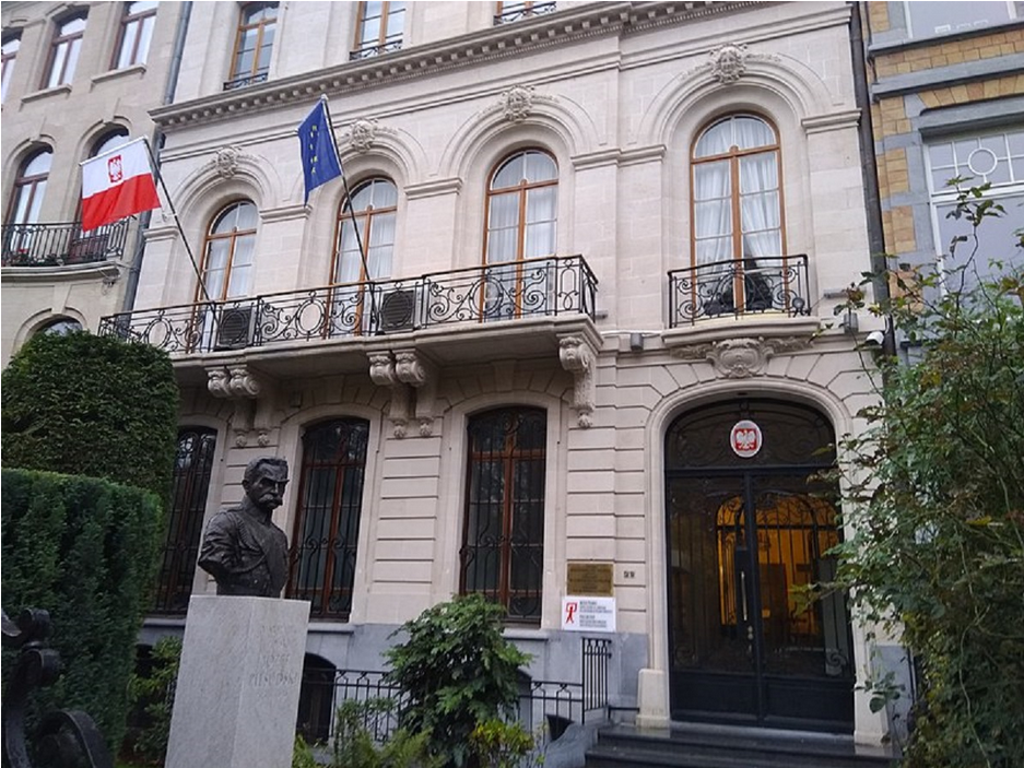 Невідомі понівечили таблицю солідарності з Україною на огорожі посольства Польщі у Брюсселі