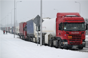Заблоковані на кордоні з Польщею вантажівки доставлять в Україну залізницею