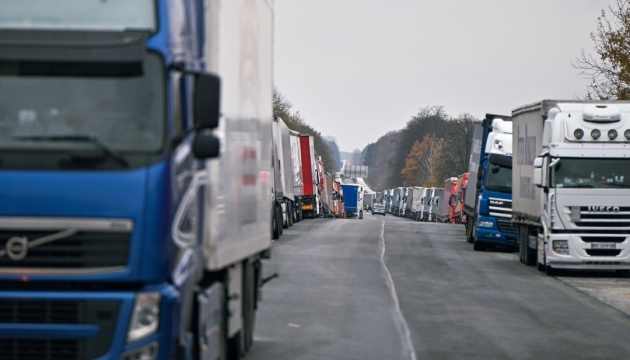 На кордоні з Польщею у чергах стоять близько 2200 вантажівок