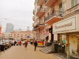 Вчора з неприємністю для себе побачила прямісінько на площі Українських Героїв в центрі Києва прояв «руского міра», кондитерську «Волконський»