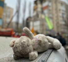 Cвіт, який так часто говорив «ніколи знову», здається втратив сенс цих слів...