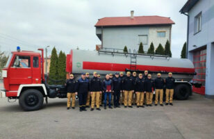 Вогнеборці з польського Парчева передали колегам із Сарн пожежний автомобіль