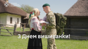 Нитками любові мама вишиває молитву на полотні
