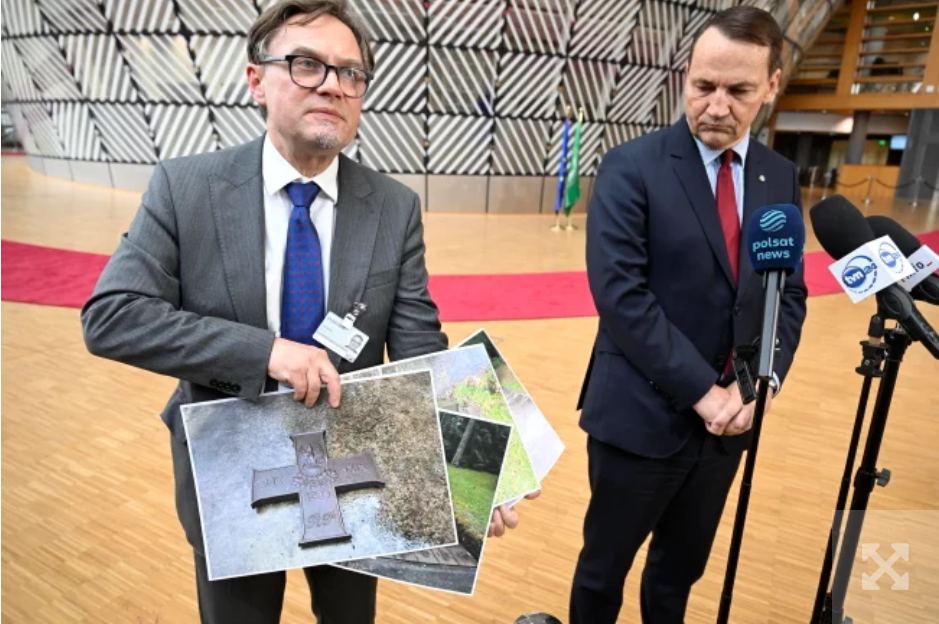 Sikorski verurteilt Zerstörung von polnischem Kriegsdenkmal in Mednoje