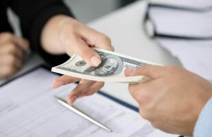 Українці охоче беруть кредити у Польщі і відповідально їх сплачують