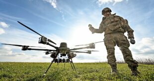 Дрони не винайшли українці. Але саме українці зробили їх головною зброєю цієї війни