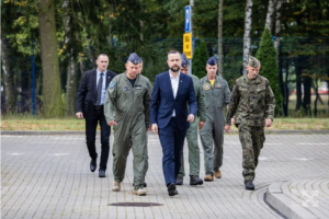 Віцепрем’єр Владислав Косіняк-Камиш прибув на базу у Кшесінах