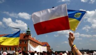Більшість поляків позитивно оцінює перебування українців у Польщі