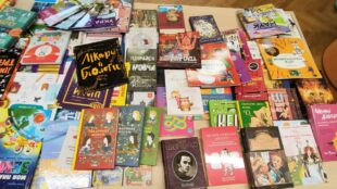 Фундація «Незламна Україна» передала 100 українських книжок до бібліотеки у Варшаві