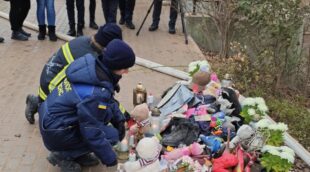 У Тернополі люди приносять квіти та свічки до зруйнованого Росією будинку