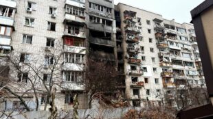 У нічній атаці на Вишгород російські дрони знищили частину житлового будинку: одна людина загинула, 19 — поранені