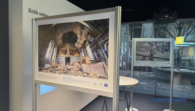 У Варшаві відкрилася спільна фотовиставка Укрінформу і PAP про війну в Україні