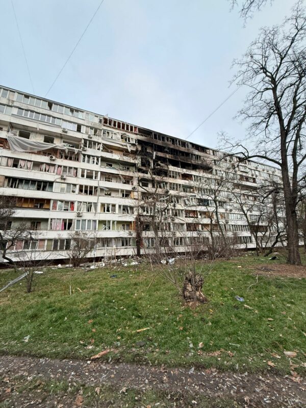 «Із сином та мамою були в одній кімнаті — єдиній, що вціліла після удару»: історії киян, які пережили влучання дрона на Русанівці