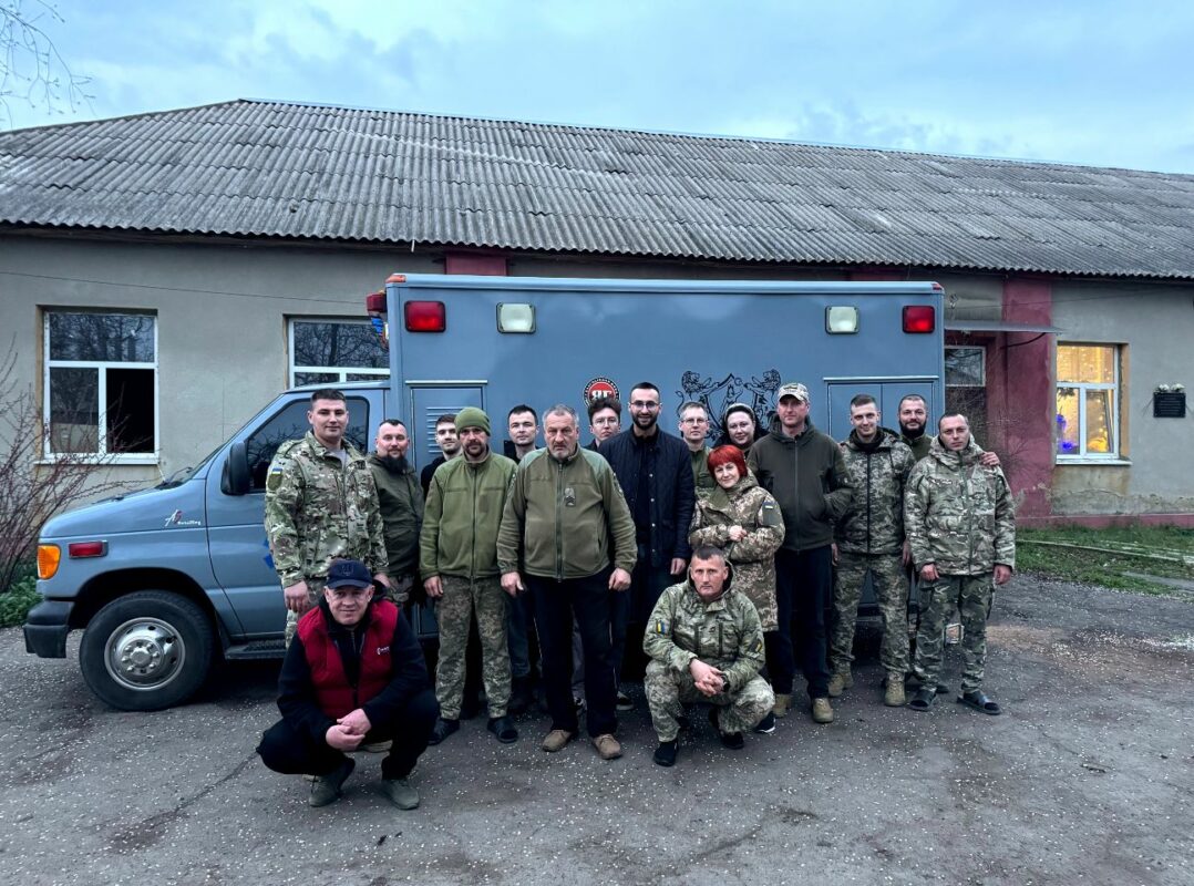 Лікар Ярослав Гордійцяк зі своєю командою в "мобільній стоматології" повертає посмішки захисникам