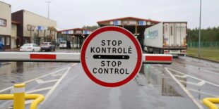 Білорусь заборонила рух польських вантажівок