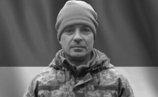 Під Києвом попрощались із загиблим воїном-розвідником Андрієм Півнем